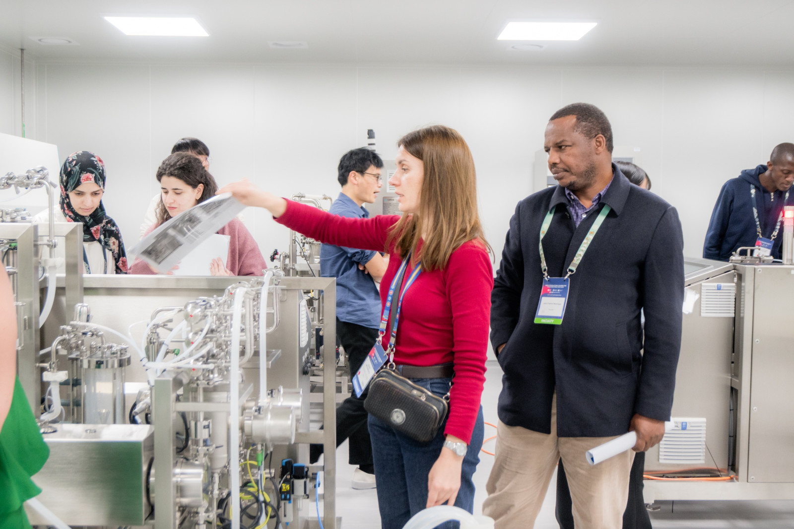 2. 교육관 내 정제 실습실 투어 모습.jpg